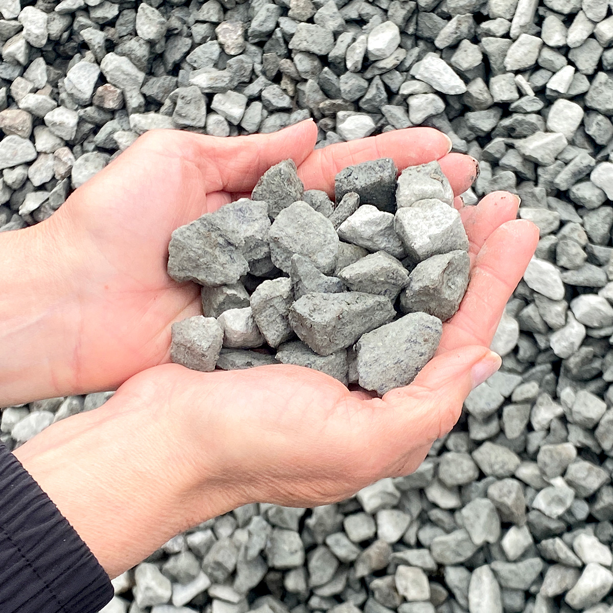 bulk_34crushgravel_hand.jpg