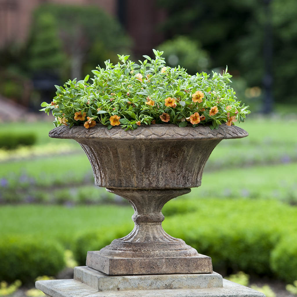 p527-smithsonian-fluted-valentine-urn-planter-cast-stone-pn.jpg