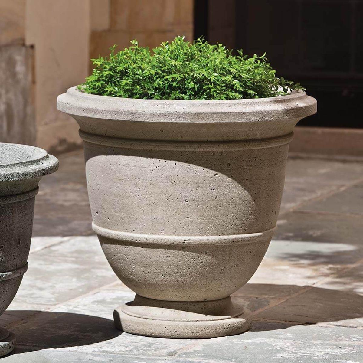 p575-relais-large-urn-planter-cast-stone-ve.jpg